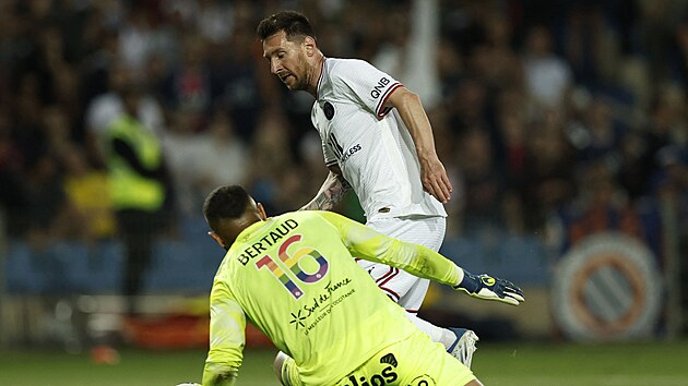 Messi v pmm souboji s brankem Bertaudem z Montpellieru.