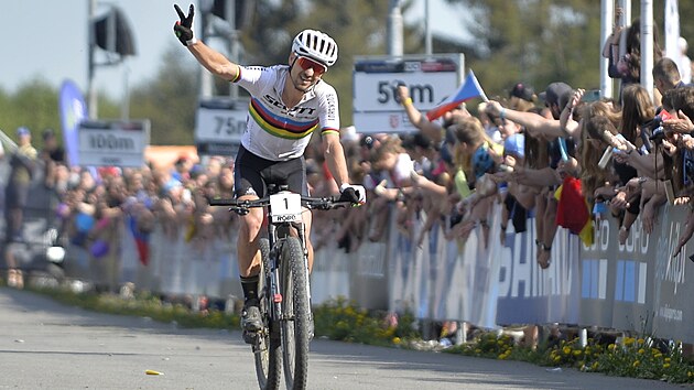 Nino Schurter finišuje v závodě Světového poháru horských kol v Novém Městě na Moravě.