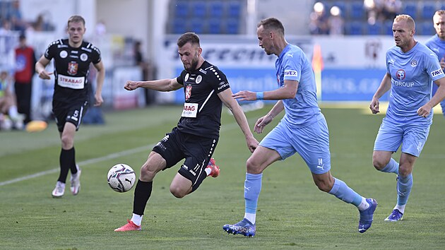 Erik Prekop (Hradec Krlov) kryje m ped Josefem Divekem (Slovcko).