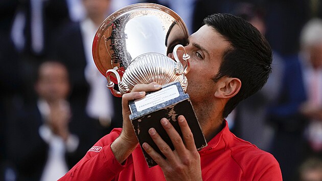 Novak Djokovi s trofej pro vtze turnaje v m.
