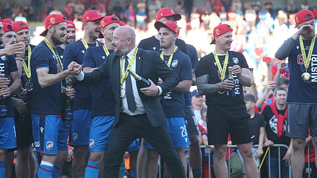 Adolf ��dek gratuluje sv�m hr���m k mistrovsk�mu titulu.