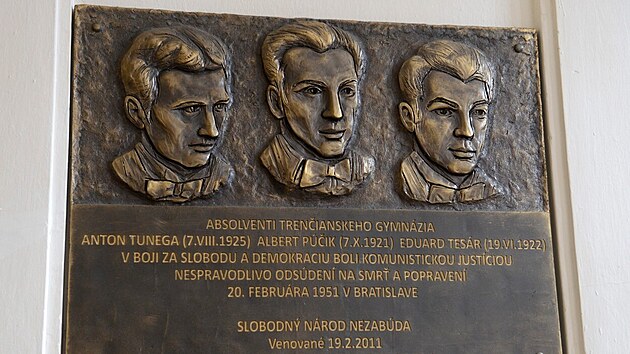 Tabule popravench absolvent Antona Tunega, Alberta Pika a Eduarda Tesra na Gymnziu Ludovta tra (11. ledna 2013)