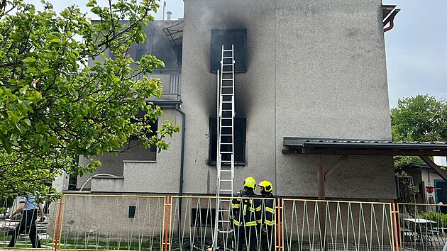 V Lipnku nad Bevou se ozval vbuch v rodinnm dom Jeliko pi poru shoelo schodit, museli hasii do patra pomoc nastavovacch ebk.