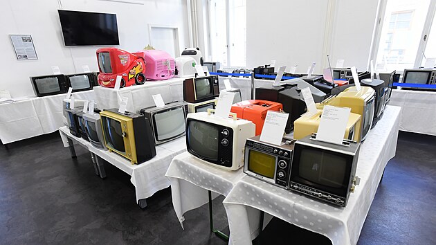 Výstava historických přenosných televizorů v Informačním centru Litovel ze sbírky Ladislava Kohla.  