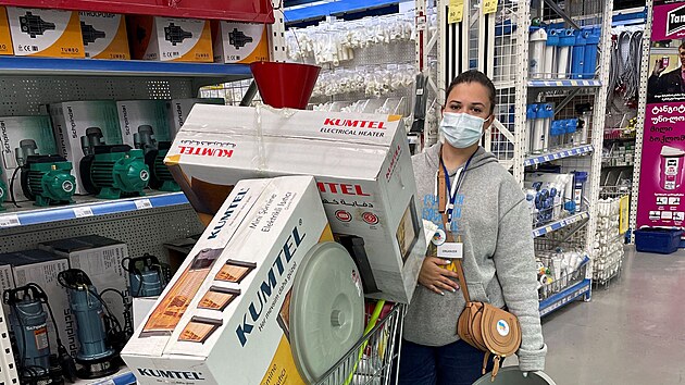 Ruska Maria Belkinová, spoluzakladatelka organizace „Volunteers Tbilisi“, v gruzínském Tbilisi nakupuje vybavení pro ukrajinské utečence. (19. dubna 2022)