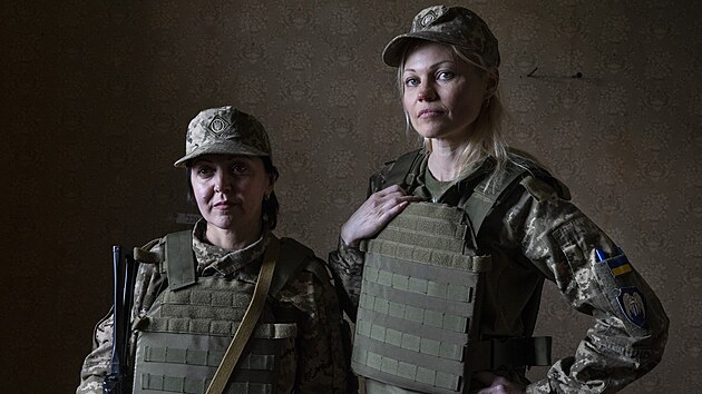 Ukrajinsk psycholoky Elmira Kiselov a Olesja Mosejkov pomhaj vojkm na front u Donbasu. (10. kvtna 2022)
