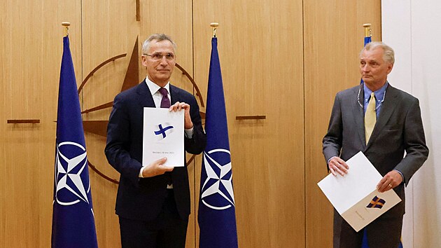 Finský velvyslanec při NATO Klaus Korhonen, generální tajemník NATO Jens Stoltenberg a švédský velvyslanec při NATO Axel Wernhoff se účastní ceremonie podání přihlášky do Aliance. (18. května 2022)