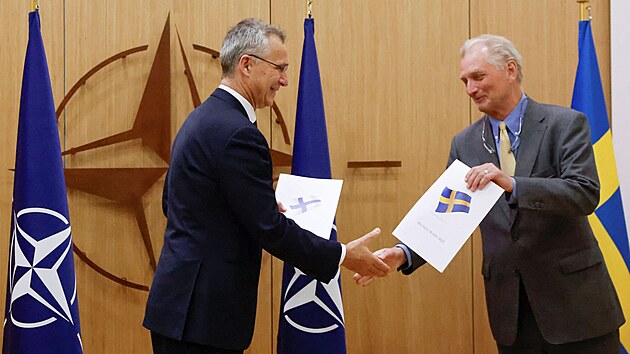 Generální tajemník NATO Jens Stoltenberg a švédský velvyslanec při NATO Axel Wernhoff se účastní ceremonie u příležitosti podání žádosti o vstup do Aliance. (18. května 2022