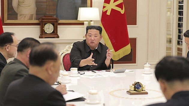 Vdce Kim ong-un se astn schzky vldnouc strany v Pchjongjangu. (17. kvtna 2022)
