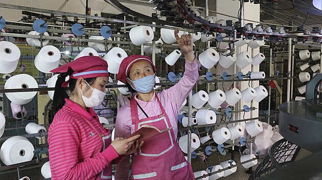 Zamstnanci tovrny v Pchjongjangu pracuj v roukch. (18. kvtna 2022)