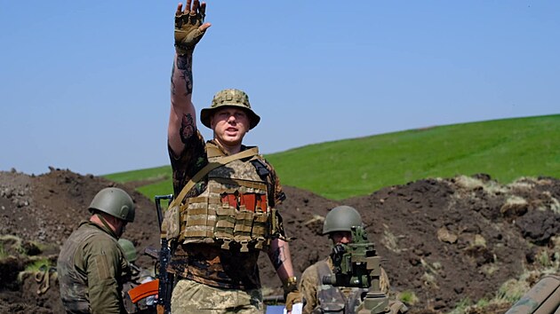 Ukrajint vojci s novmi houfnicemi (14. kvtna 2022).