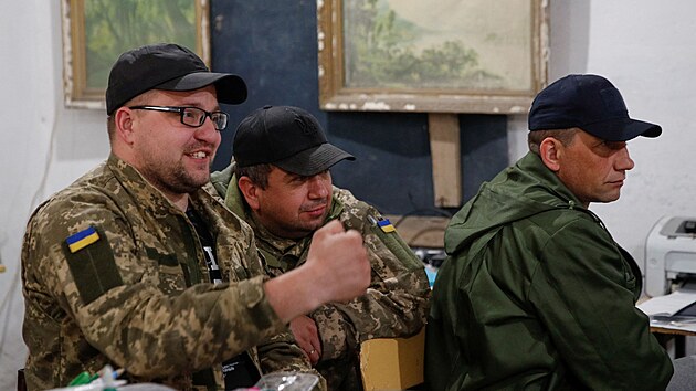 Eurovizi sledovali také někteří ukrajinští vojáci (14. května 2022).