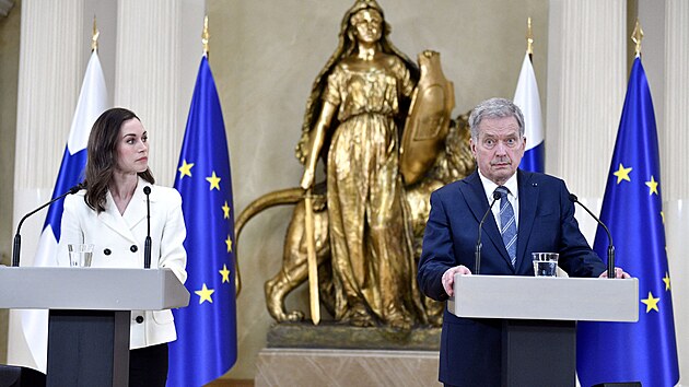 Finsk prezident Sauli Niinist a premirka Sanna Marinov oznmili, e Finsko pod pihlku do NATO (15. kvtna 2022).