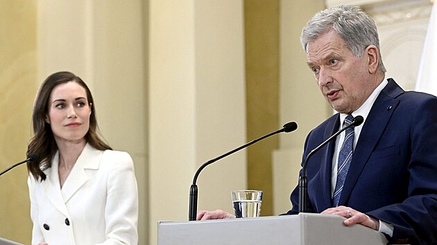 Finský prezident Sauli Niinistö a premiérka Sanna Marinová oznámili, že Finsko podá přihlášku do NATO (15. května 2022).