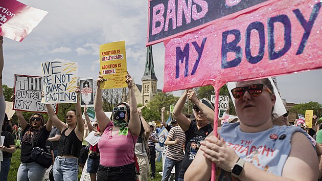 Protest za práva žen na potrat v Chicagu (14. května 2022)