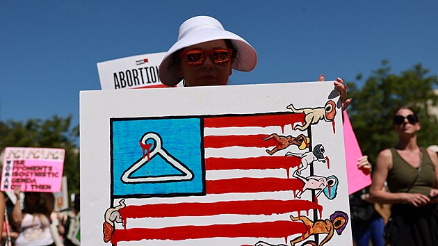 Protest za práva žen na potrat v Los Angeles. Ramínko je jedním ze znaků, který zastánci potratů používají. V zemích, kde jsou potraty zakázané, se ramínka používají k jejich vyvolání. (14. května 2022)