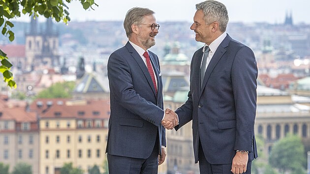 Český premiér Petr Fiala se setkal s rakouským kancléřem Karlem Nehammerem v Kramářově vile. (17. května 2022)