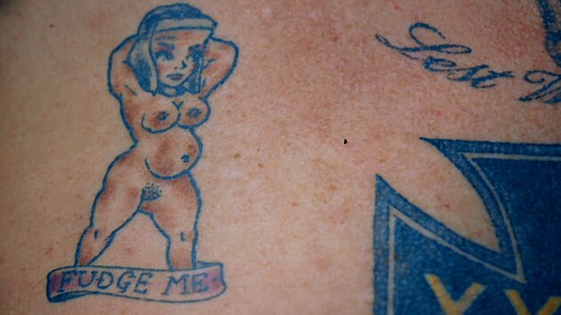 Vulgární tetování se inspirovalo sprostou konverzací během motorkářského mejdanu. Tedy tím, co si z ní Pete pamatoval.