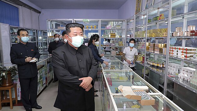 Kim Čong-un na návštěvě lékárny v Pchjongjangu (15. května 2022)