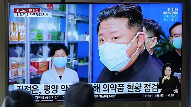 Kim Čong-un ve vysílání severokorejské televize (15. května 2022)