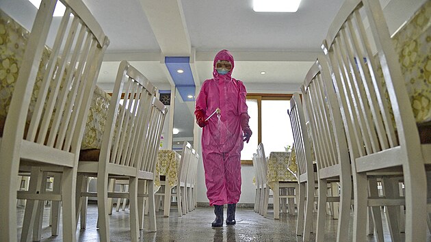 Pracovnice dezinfikuje jídelnu v Pchjongjangu. (16. května 2022)