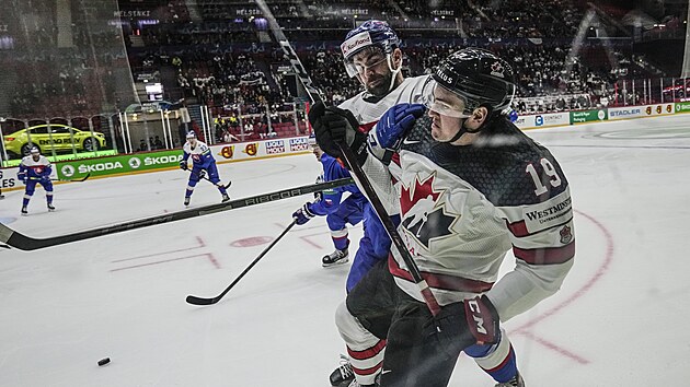 Kanadsk forvard Drake Batherson (19) pad po souboji se slovenskm obrncem Mriem Grmanem (7).