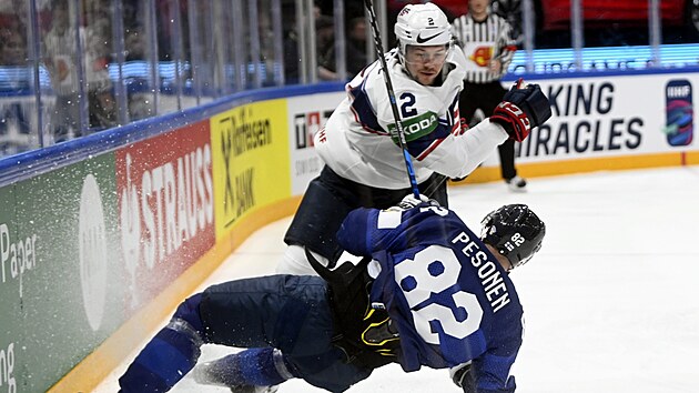 Finsk� �to�n�k Harri Pesonen (82) kon�� na led� po hitu od americk�ho obr�nce Andrewa Peeka (2).