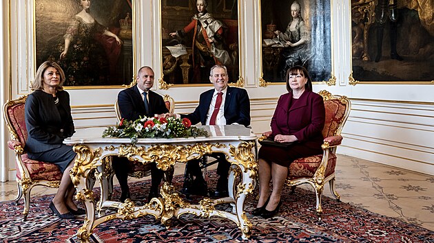 Oficiln nvtva prezidenta Bulharsk republiky. Prezident Milo Zeman (druh zprava) v doprovodu manelky Ivany (vpravo) se setkal s bulharskm prezidentem Rumenem Radevem a jeho manelkou Desislavou. (10. kvtna 2022)