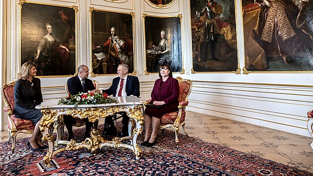 Oficiln nvtva prezidenta Bulharsk republiky. Prezident Milo Zeman (druh zprava) v doprovodu manelky Ivany (vpravo) se setkal s bulharskm prezidentem Rumenem Radevem a jeho manelkou Desislavou. (10. kvtna 2022)