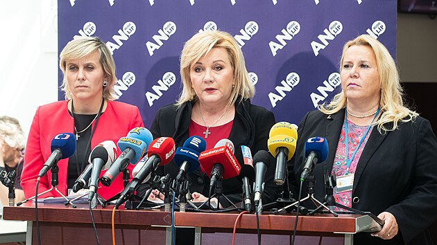 Alena Schillerov (ANO) hovo na tiskov konferenci. (10. kvtna 2022)