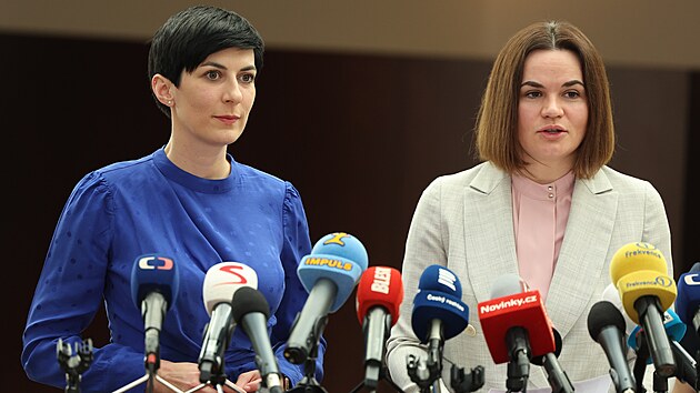 Běloruská politička Svjatlana Cichanouská se v Poslanecké sněmovně setkala s předsedkyní dolní komory parlamentu Markétou Pekarovou Adamovou z TOP 09. (10. května 2022)