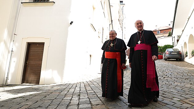 Kardinl Dominik Duka (vlevo) a arcibiskup Jan Graubner, kter Duku vystd v ele esk katolick crkve. (13. kvtna 2022)