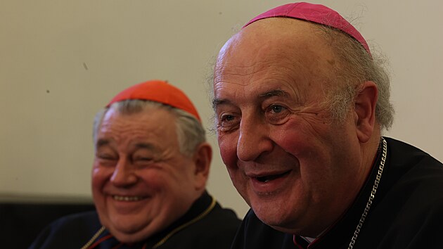 Kardinál Dominik Duka (vlevo) a arcibiskup Jan Graubner, který Duku vystřídá v čele české katolické církve. (13. května 2022)