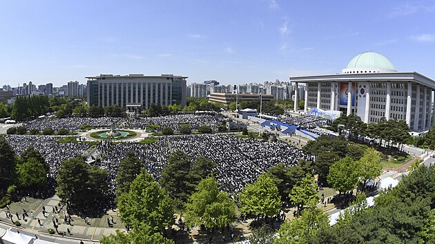 Inauguranmu ceremonilu pihlelo na trvnku ped jihokorejskm parlamentem asi 40 000 lid. (10. kvtna 2022)