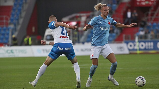 Maksym Talovjerov (Slavia) se chyst rozehrvat v duelu proti Banku.