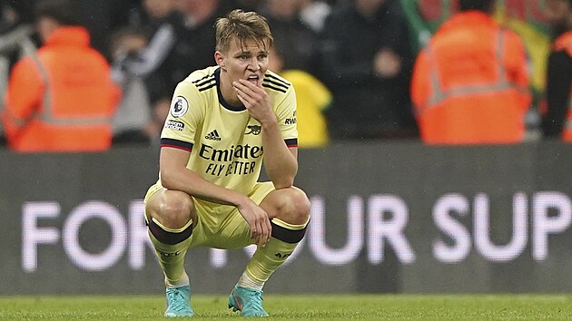 Zklamaný záložník Arsenalu Martin Ödegaard po porážce od Newcastlu.