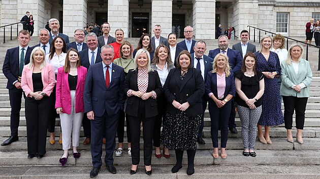 Vítězná strana severoirských parlamentích voleb Sinn Fein v čele se svou předsedkyní Michelle O'Neillovou. (9. května 2022)