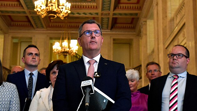 Jeffrey Donaldson coby předseda unionistů odmítl možnost vstoupit s vítěznými Sinn Fein do koalice. (9. května 2022)