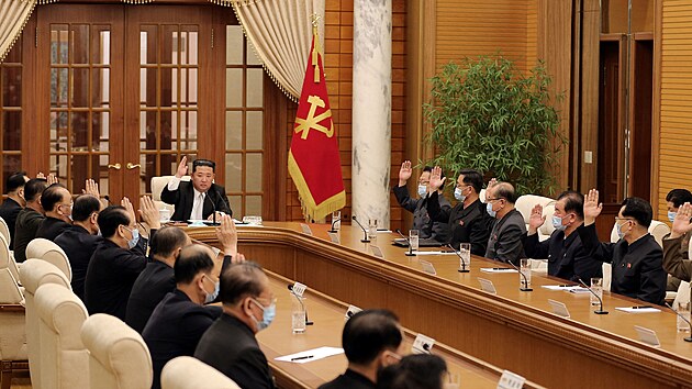 Severokorejsk vdce Kim ong-un na jednn politbyra Korejsk strany prce. KLDR poprv piznala vskyt covidu-19 na svm zem. (12. kvtna 2022)
