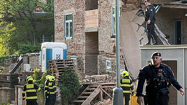 V Údolní ulici v pražském Braníku se zřítila část domu. Na místo vyjely záchranné složky i se psy (17. května 2022)