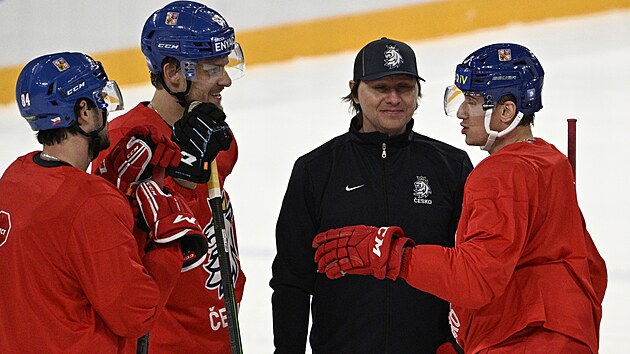 �e�t� hokejist� na tr�ninku p�ed utk�n�m s Loty�skem.