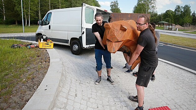 Medv�d v�� dv� st� kilogram�.