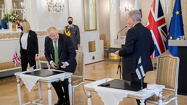 Britský premiér Boris Johnson a finský prezident Sauli Niinistö podepisují bezpečnostní dohodu o vojenské podpoře Finska v případě útoku. Stejnou dohodu Británie uzavřela i se Švédskem. (11. května 2022)