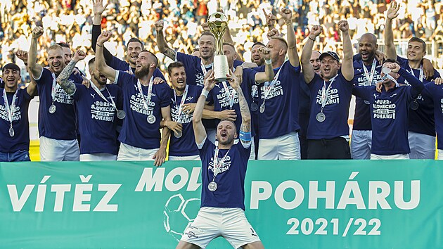 Fotbalisté Slovácka slaví historické vítězství v domácím poháru. Ve finále na vlastním stadionu skolili pražskou Spartu. Vpředu je s trofejí kapitán Michal Kadlec.