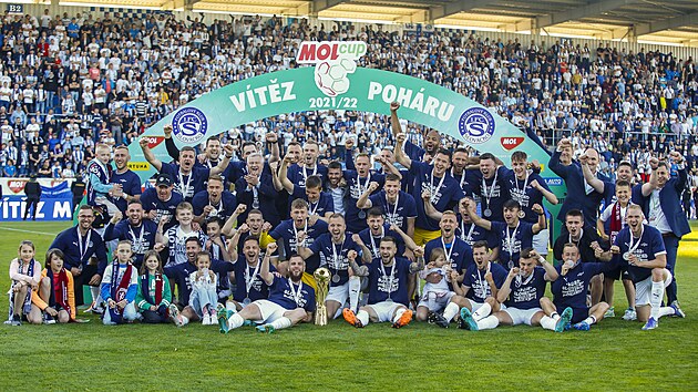Fotbalisté Slovácka slaví historické vítězství v domácím poháru. Ve finále na vlastním stadionu skolili pražskou Spartu.