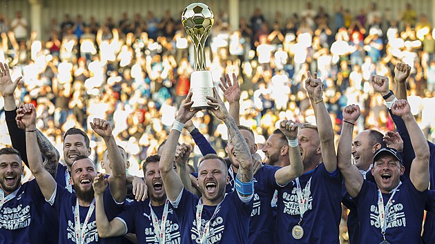 Fotbalisté Slovácka slaví historické vítězství v domácím poháru. Ve finále na vlastním stadionu skolili pražskou Spartu.