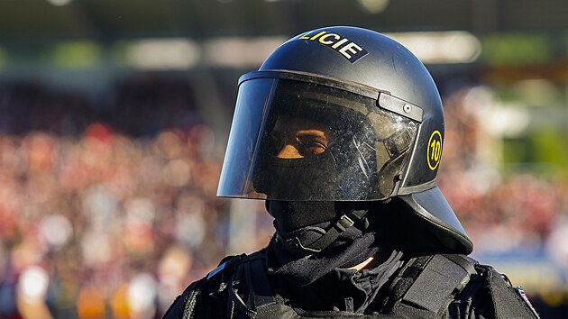 Jeden z desítek policejních těžkooděnců na utkání Slovácka se Spartou v Uherském Hradišti.