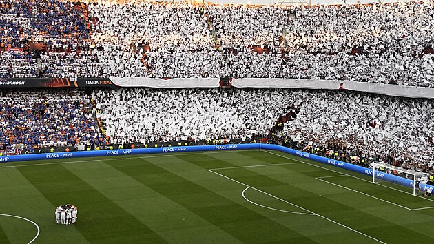 Bílá lavina fanoušků Frankfurtu na stadionu v Seville před finále Evropské ligy proti Rangers.