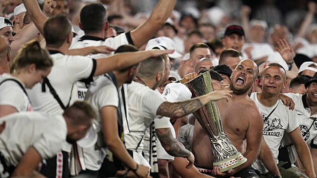 Fanoušci Frankfurtu dostali možnost si potěžkat trofej pro vítěze Evropské ligy.