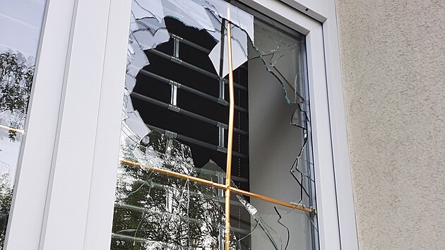 Rozbité okno v domě bývalého starosty a současného zastupitele ostravského obvodu Mariánské Hory a Hulváky Jiřího Vávry.